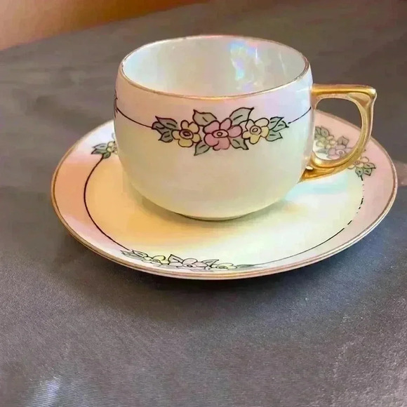 Art Deco Antique  Iridescent Tea Cup and Saucer
Czechoslovakia - Picture 1 of 9